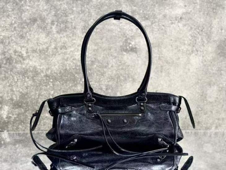 Picture of Balenciaga Handbags _SKUfw212202737fw